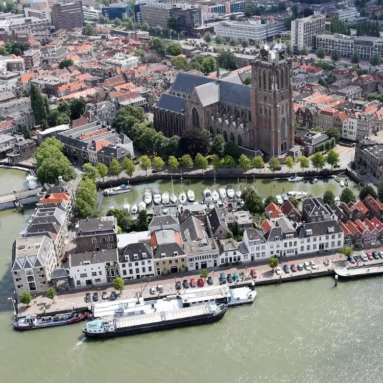 Luchtfoto van de binnenstad van Dordrecht met de haven en de Grote Kerk