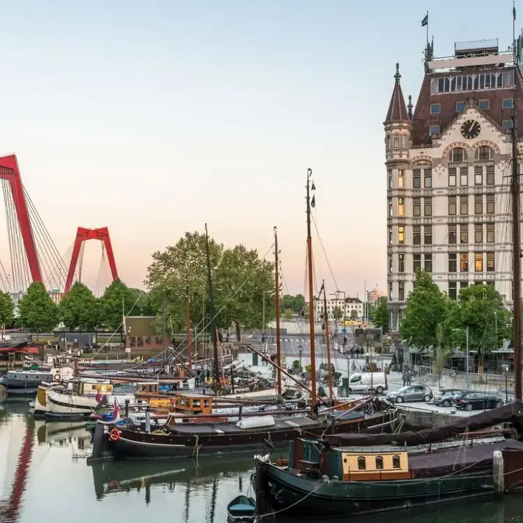 De Oude Haven in Rotterdam met de rode Willemsbrug op de achtergrond