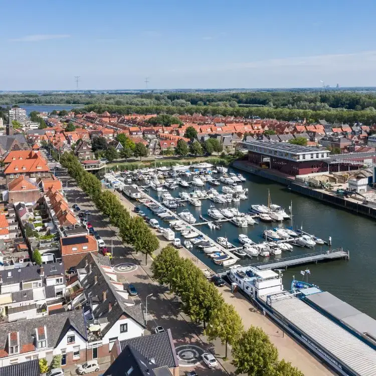 Luchtfoto van Sliedrecht met de jachthaven aan de rivier